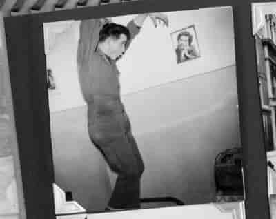 Johnny Cash admiring a photo of Vivian Liberto